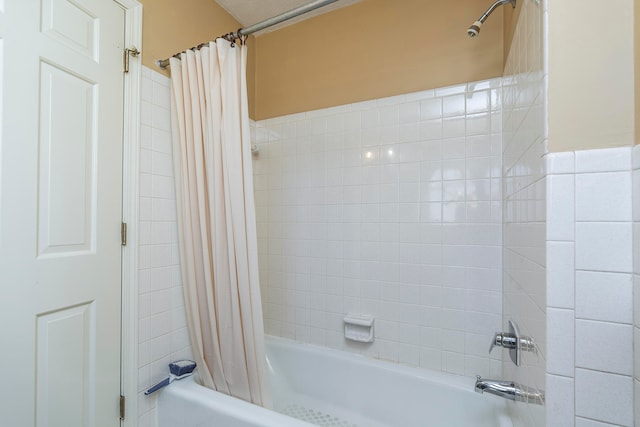 bathroom with shower / tub combo with curtain