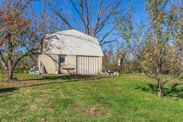 view of yard featuring an outdoor structure