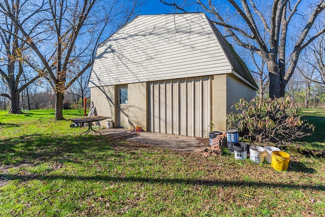 view of outdoor structure featuring a yard