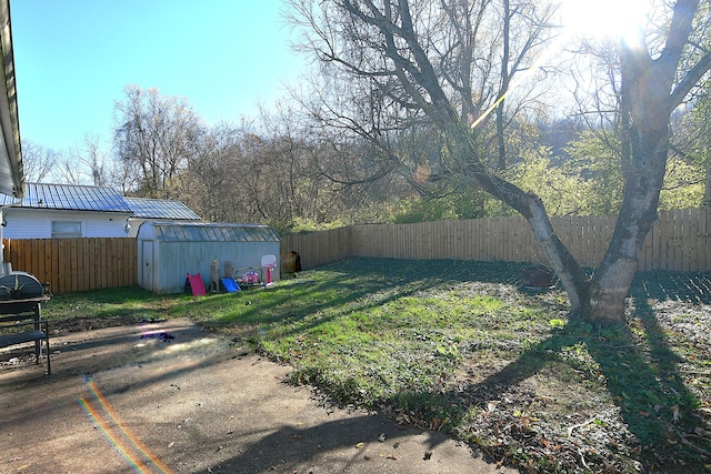 view of yard with a storage unit