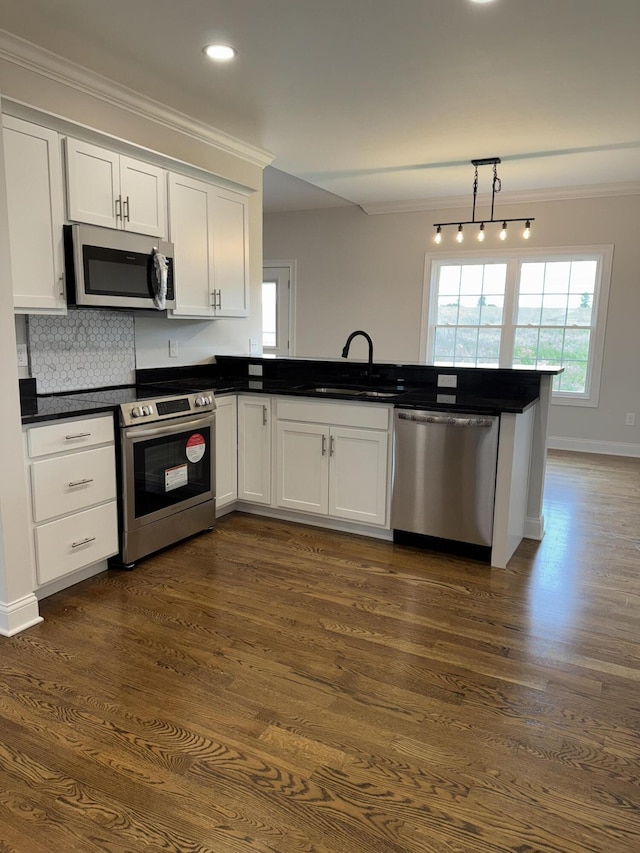 104 Linzi Way, Paris, KY 40361 - kitchen featuring stainless steel appliances, a sink, crown molding, white cabinets, and dark countertops