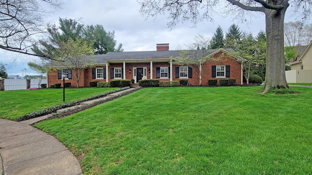 ranch-style house featuring a front yard