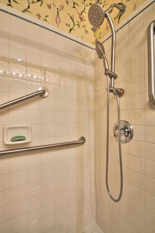 bathroom featuring a tile shower