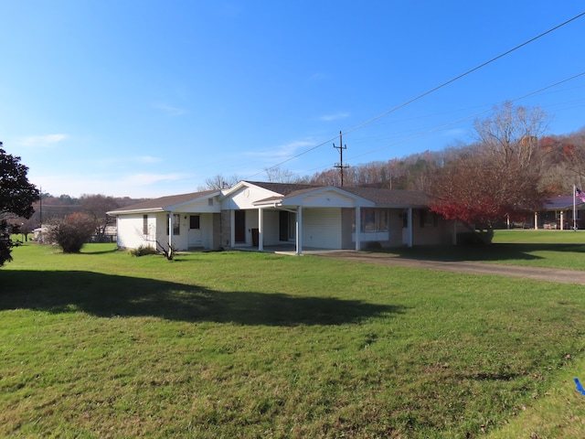 ranch-style home featuring a front lawn and covered porch