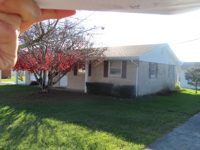 view of front facade featuring a front lawn