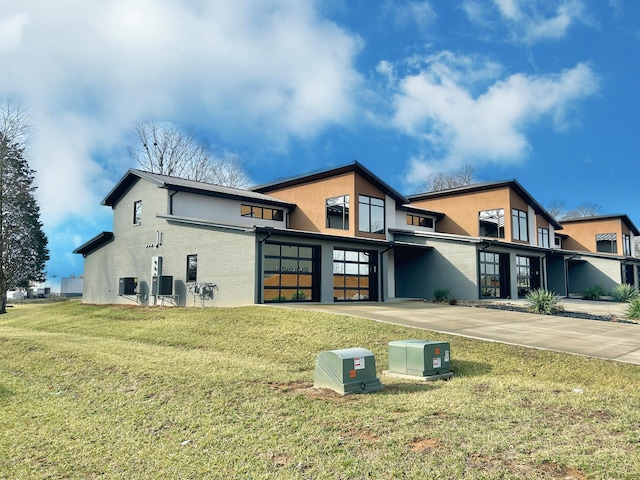 back of house featuring a lawn