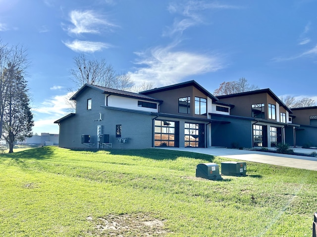 back of house featuring a yard