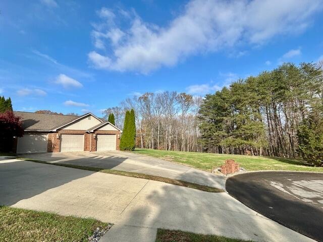 151 Surrounding Hills Dr, Somerset, KY 42503 - exterior space featuring a garage and a front lawn