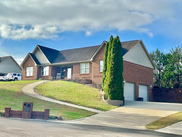 view of front of home featuring a front yard and a garage