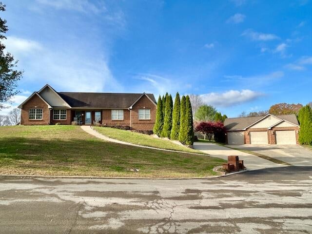 151 Surrounding Hills Dr, Somerset, KY 42503 - ranch-style house with a garage and a front yard