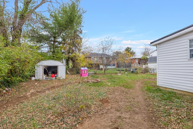 view of yard featuring a storage shed