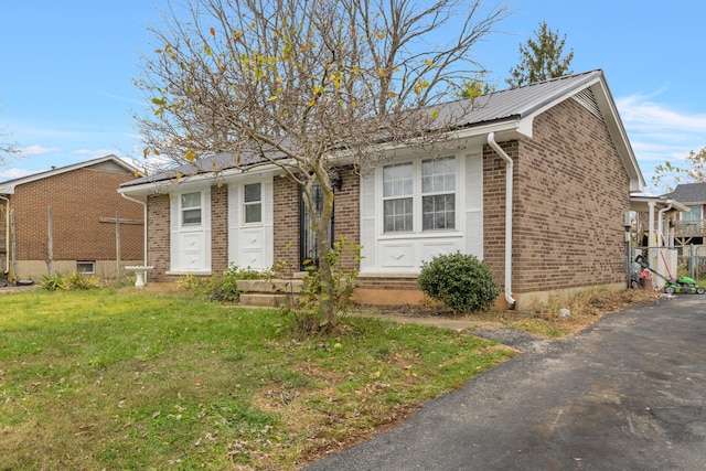 view of front of home featuring a front yard