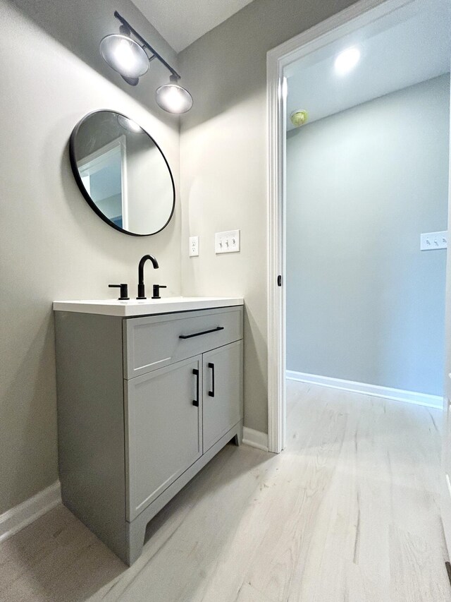 unfurnished bedroom featuring visible vents, baseboards, light wood-style flooring, ceiling fan, and a closet