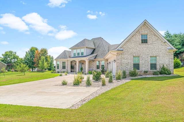 view of front of property featuring a front lawn