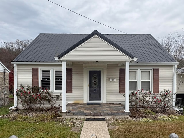 view of front of home with covered porch and a front yard