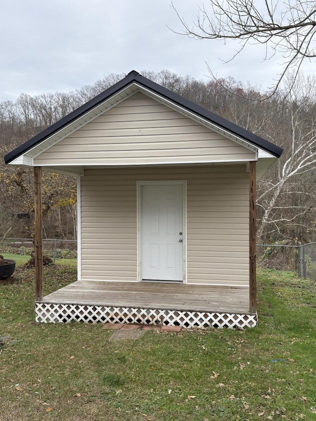 view of outdoor structure with a yard