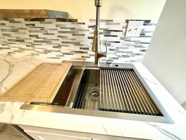 room details featuring backsplash and sink