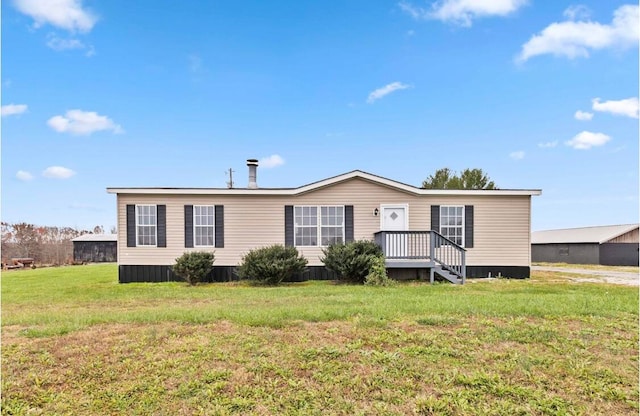 manufactured / mobile home featuring a front lawn