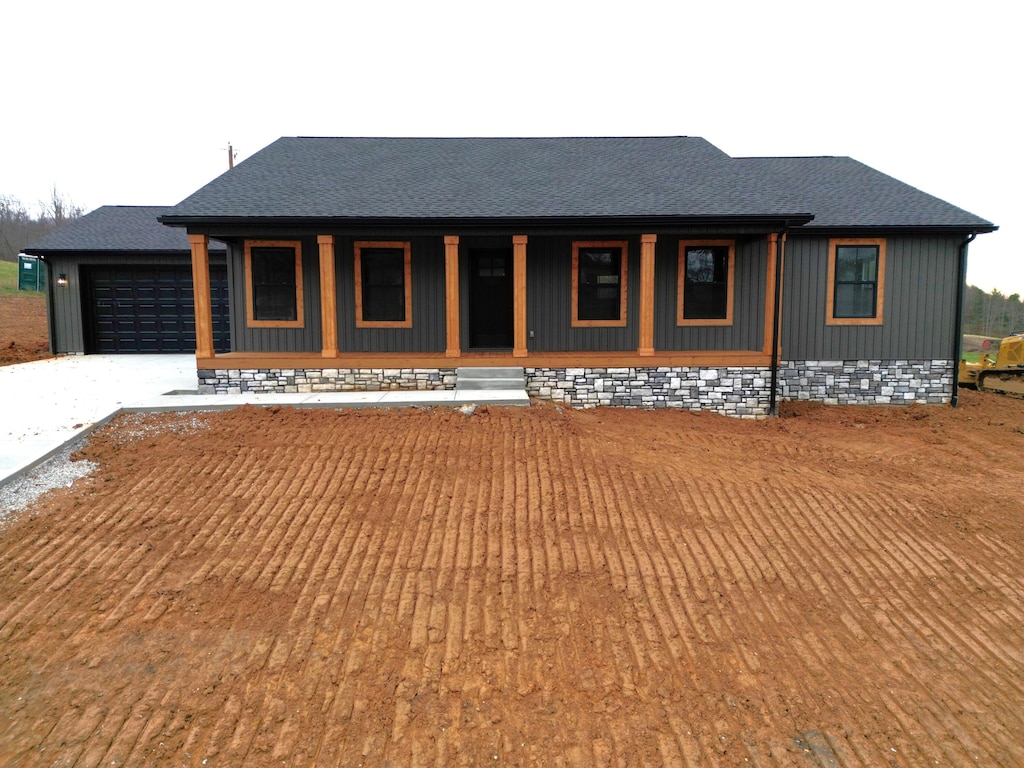 view of front facade featuring covered porch and a garage