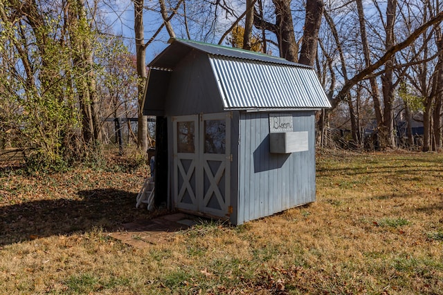 view of outdoor structure with a yard