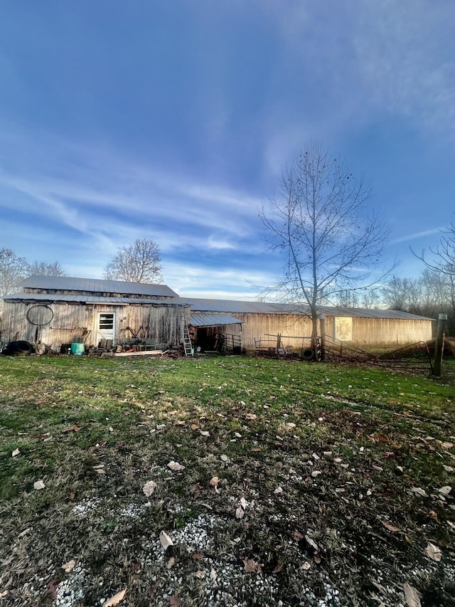 view of yard with an outdoor structure