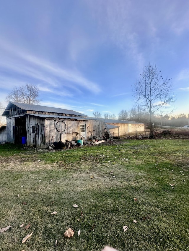 view of yard featuring an outdoor structure