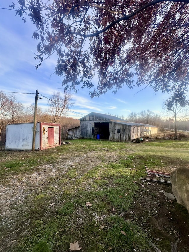 view of yard with an outdoor structure