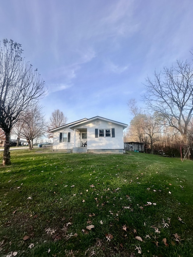 view of front of property featuring a front lawn