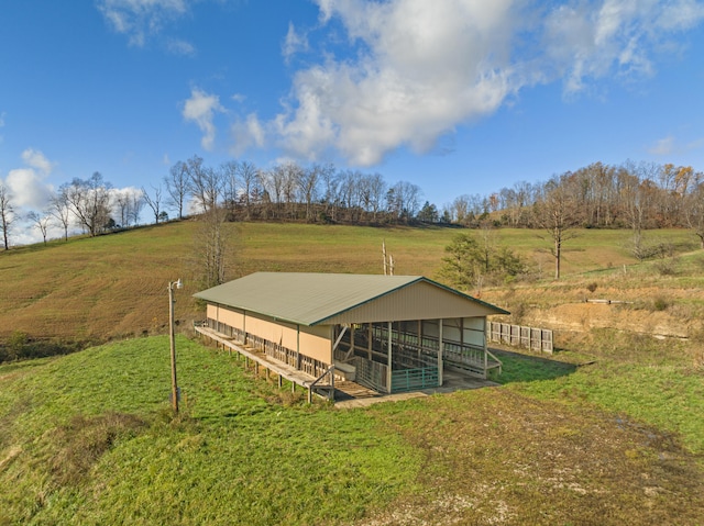 view of yard with an outbuilding and a rural view