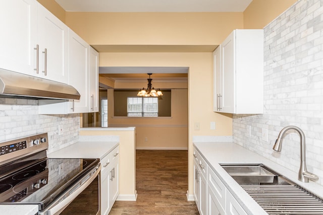 kitchen with sink, an inviting chandelier, light hardwood / wood-style flooring, stainless steel electric stove, and white cabinets