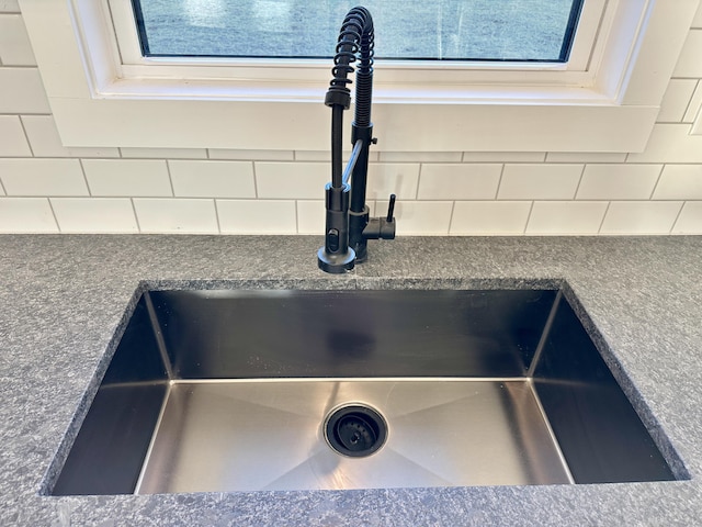 room details featuring a sink and tasteful backsplash