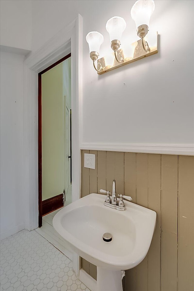 bathroom featuring sink