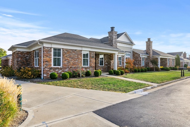 view of front of property featuring a front lawn