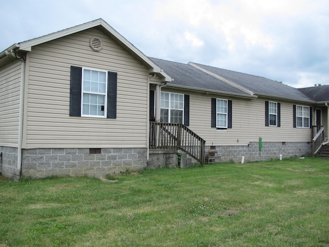 view of front facade featuring a front lawn