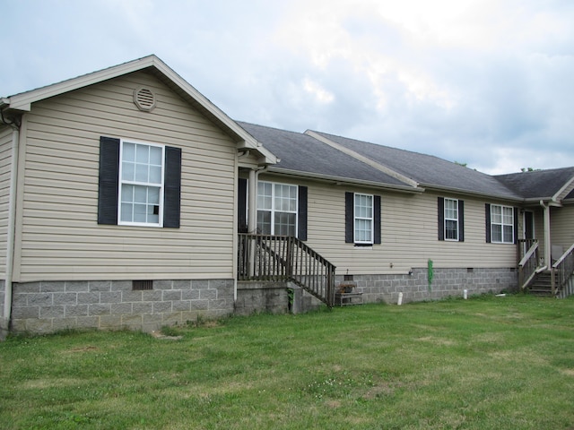 manufactured / mobile home featuring a front yard