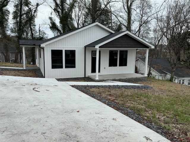 view of front facade featuring a front lawn