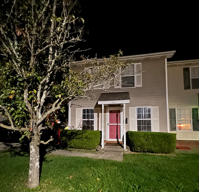 view of front of home featuring a front lawn