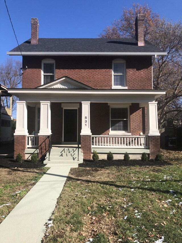 view of front facade featuring a porch and a front lawn