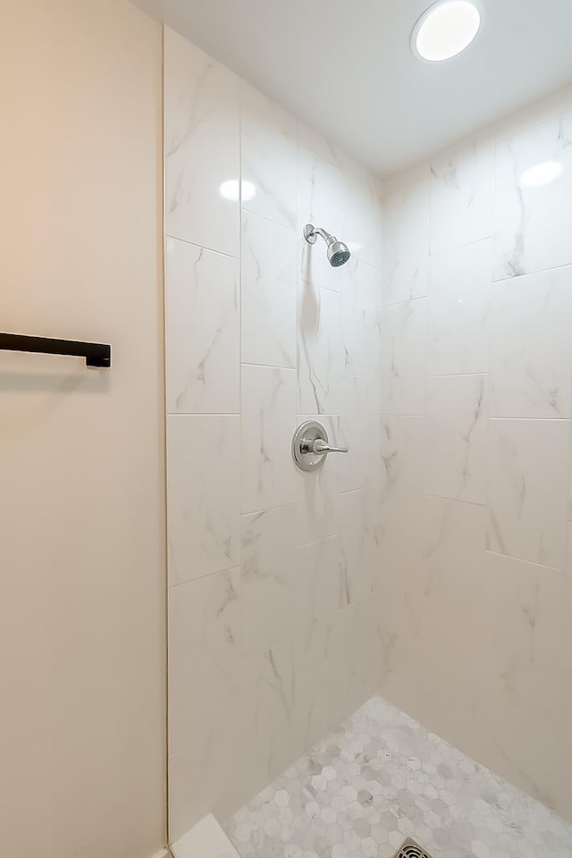 bathroom featuring tiled shower