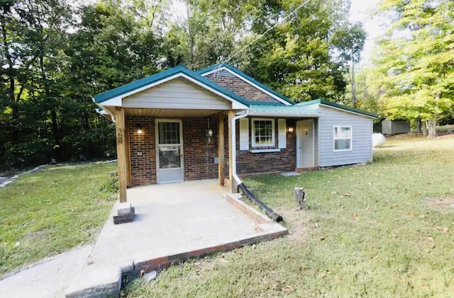 view of front of house with a carport and a front yard