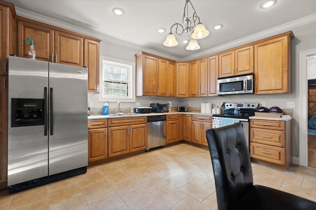 kitchen featuring sink, hanging light fixtures, stainless steel appliances, a notable chandelier, and crown molding