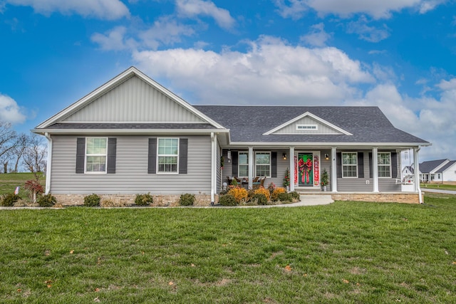 view of front of property featuring a porch and a front lawn