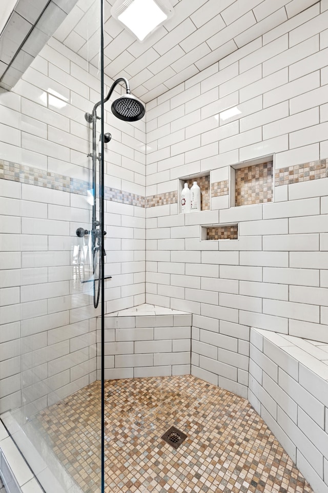 full bathroom featuring tiled shower