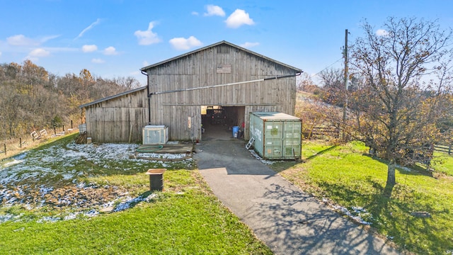 view of barn with a yard