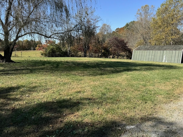 view of yard featuring an outbuilding