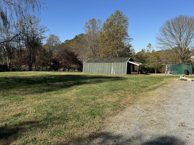 view of yard with an outdoor structure