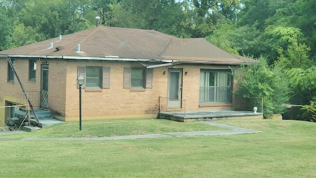 view of front of home featuring a front lawn