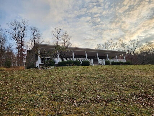 view of front facade with a front lawn