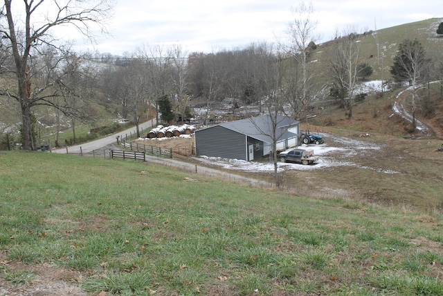 view of yard featuring a rural view