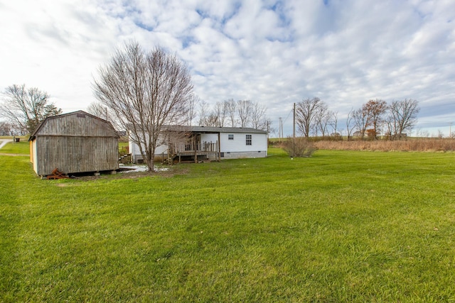 view of yard with a storage shed